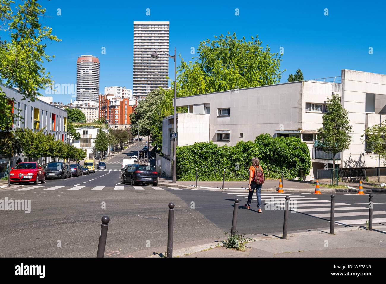 France, Paris, le long du GR® Paris 2024, metropolitan sentier de randonnée longue distance créé à l'appui de la candidature de Paris pour les Jeux Olympiques de 2024, la Maison Blanche, quartier Sainte Helene street, 13ème arrondissement tours à l'arrière-plan Banque D'Images