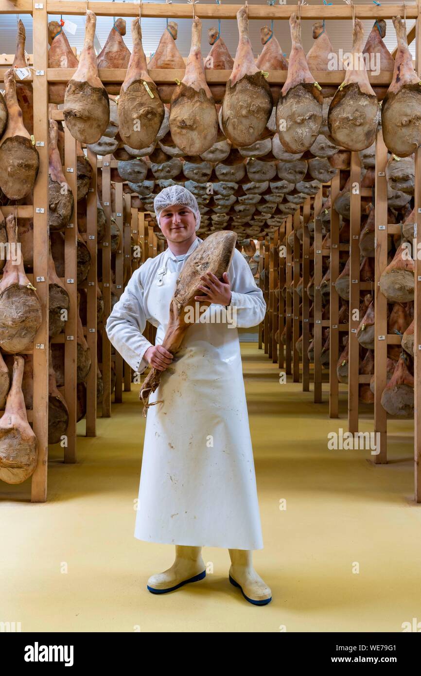 France, Pyrénées Atlantiques, Pays Basque, Pierre Oteiza, éleveur et artisan dans la vallée des Aldudes, le jambon sèche-linge Banque D'Images