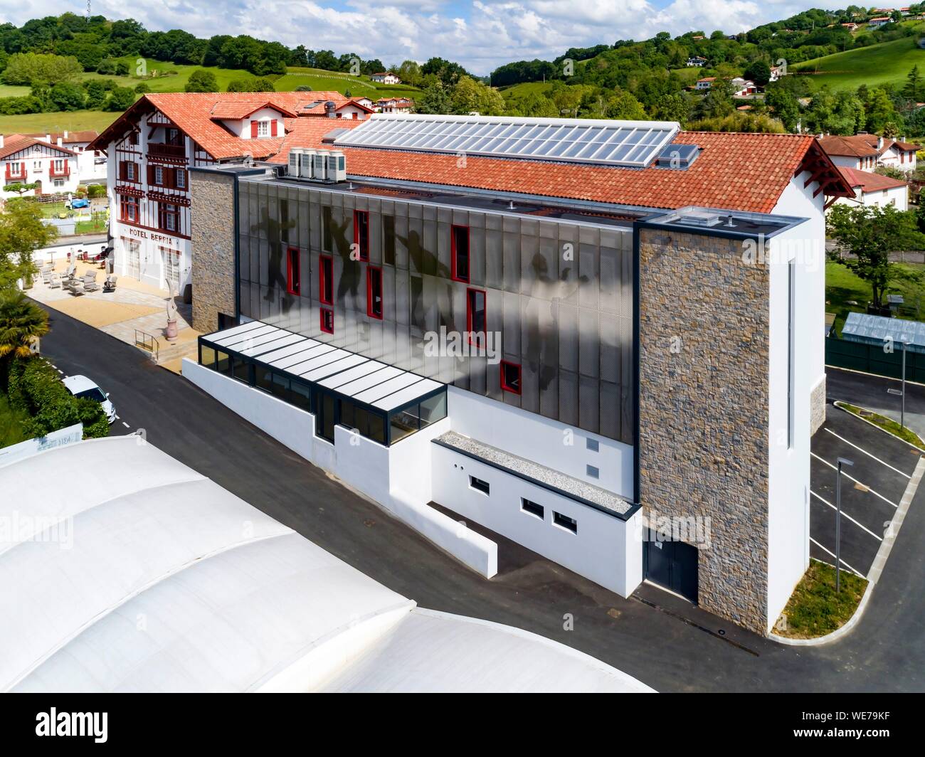France, Pyrénées Atlantiques, Pays Basque, Hasparren, l'hôtel 4 * Berria, inauguré en 2018, le seul à avoir un magnifique trinquet de verre à l'arrière Banque D'Images