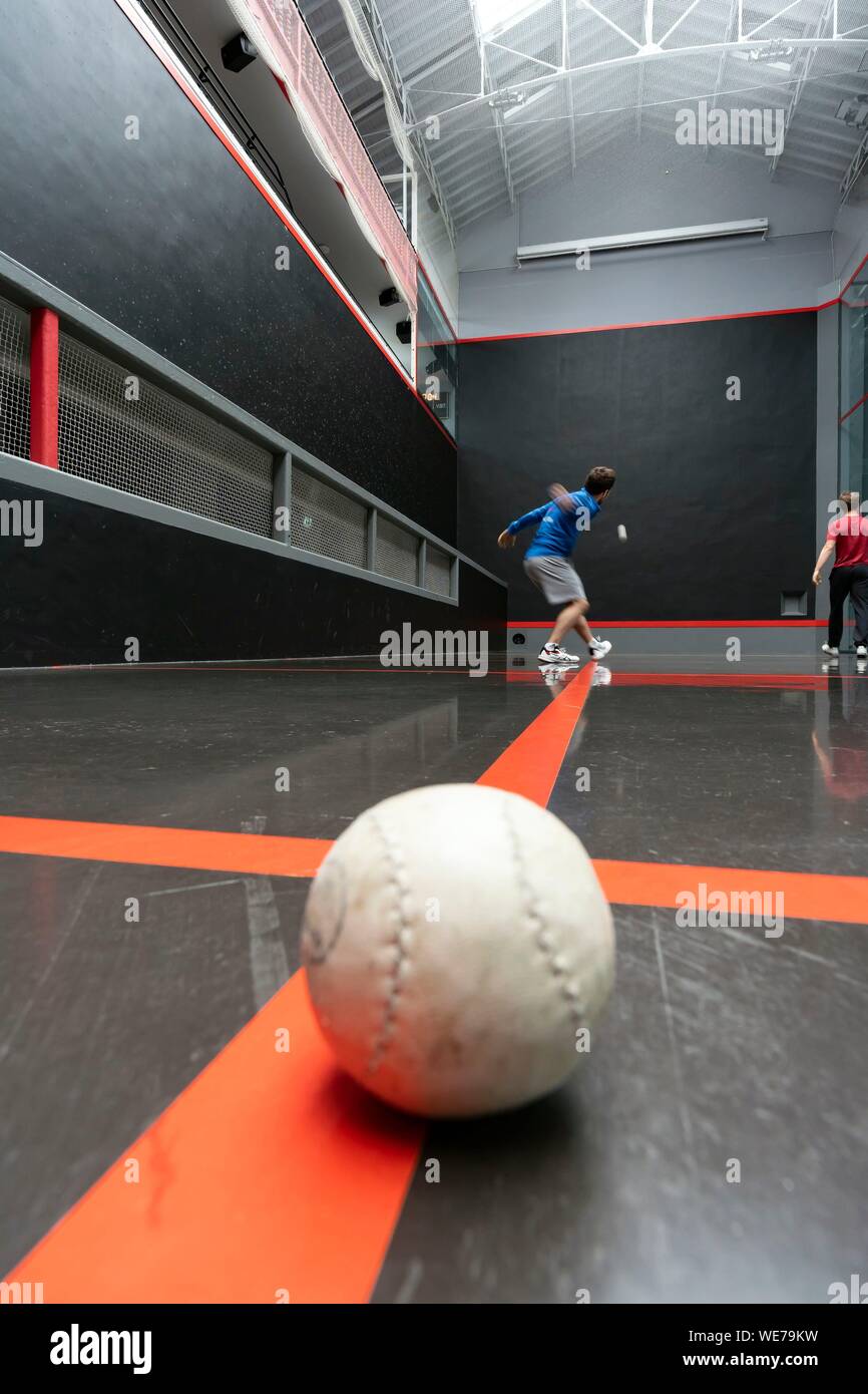 France, Pyrénées Atlantiques, Pays Basque, Hasparren, l'hôtel 4 * Berria, inauguré en 2018, le seul à avoir un magnifique trinquet de verre à l'arrière Banque D'Images