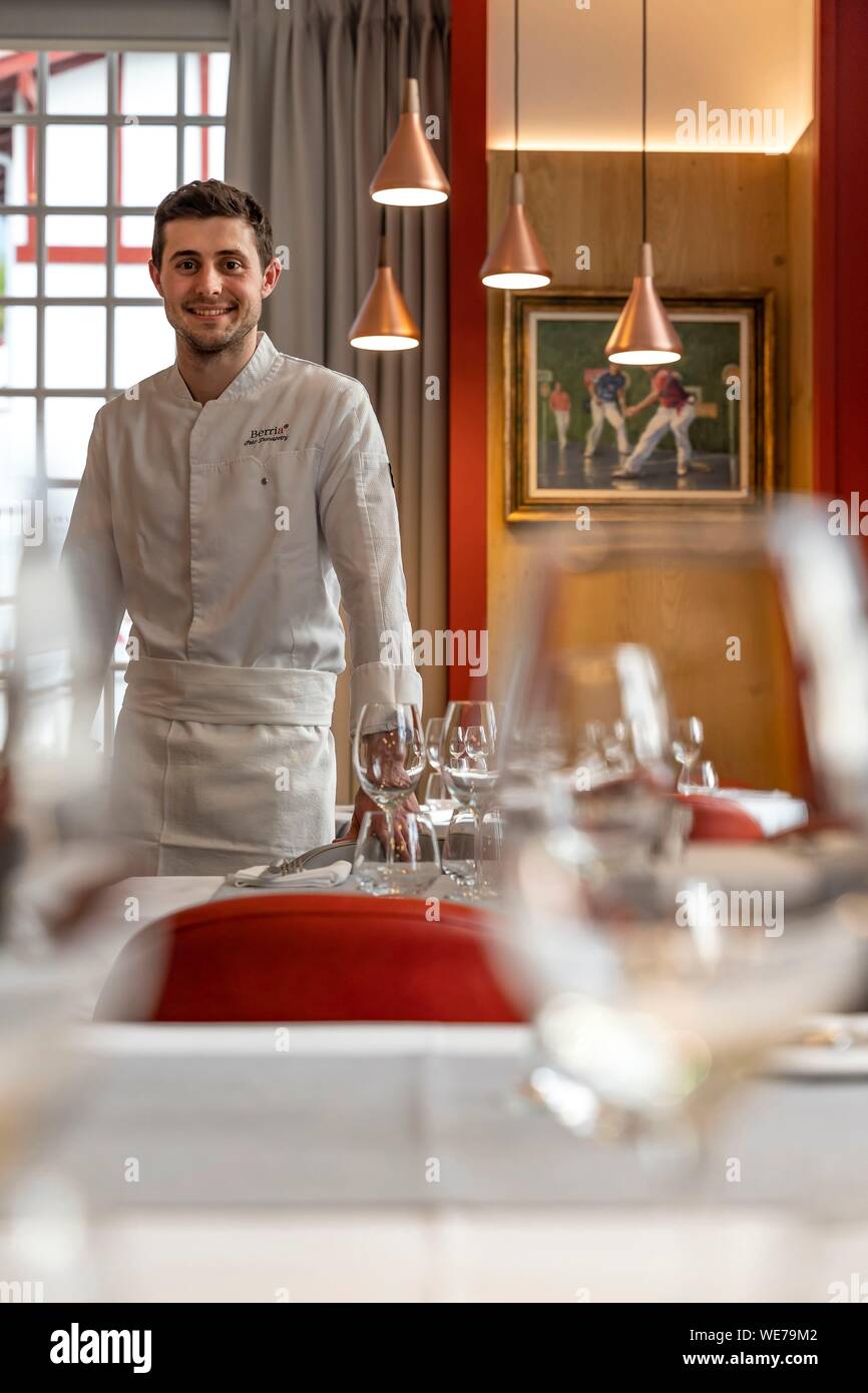 France, Pyrénées Atlantiques, Pays Basque, Hasparren, l'hôtel 4 * Berria, inauguré en 2018, le seul à avoir un magnifique trinquet de verre à l'arrière, Chef Peio Donapetry Banque D'Images