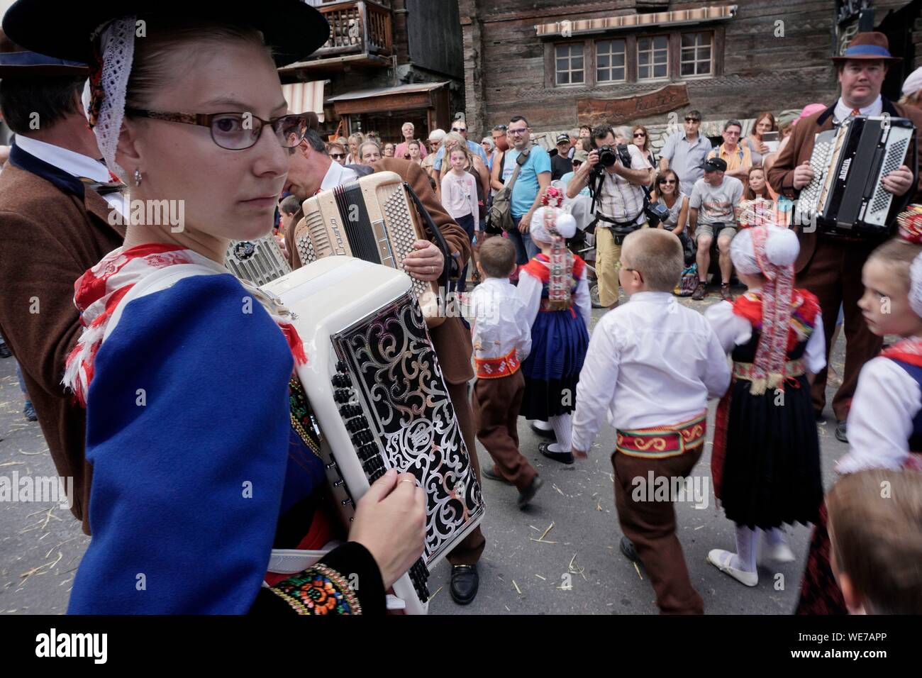 Suisse, Valais, Val d'Herens, village de Evolene durant la 15e août festival midsummer, y compris un défilé, flokloric les chansons et les danses, concerts de cor des alpes Banque D'Images