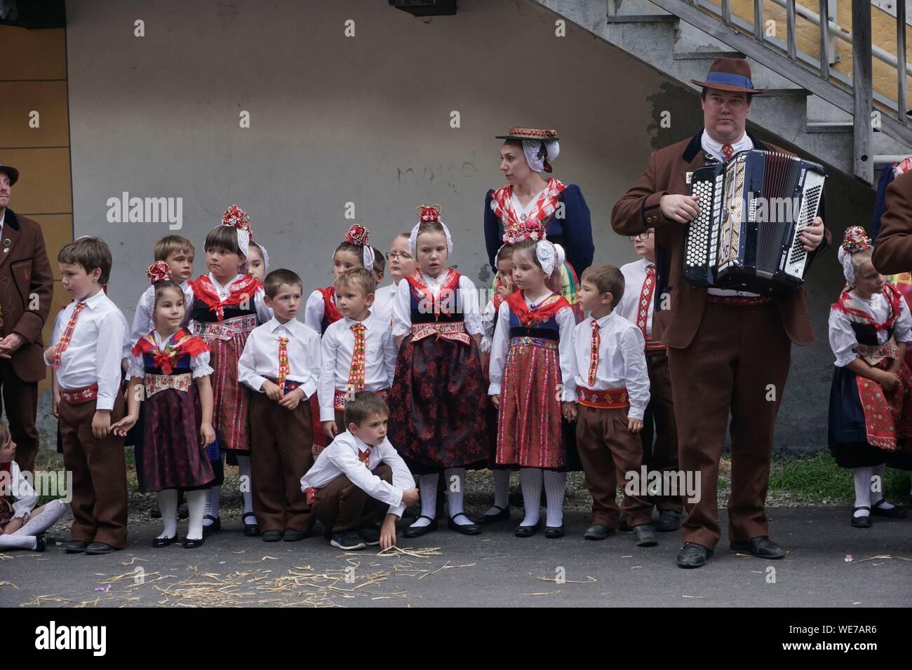 Suisse, Valais, Val d'Herens, village de Evolene durant la 15e août festival midsummer, y compris un défilé, flokloric les chansons et les danses, concerts de cor des alpes Banque D'Images