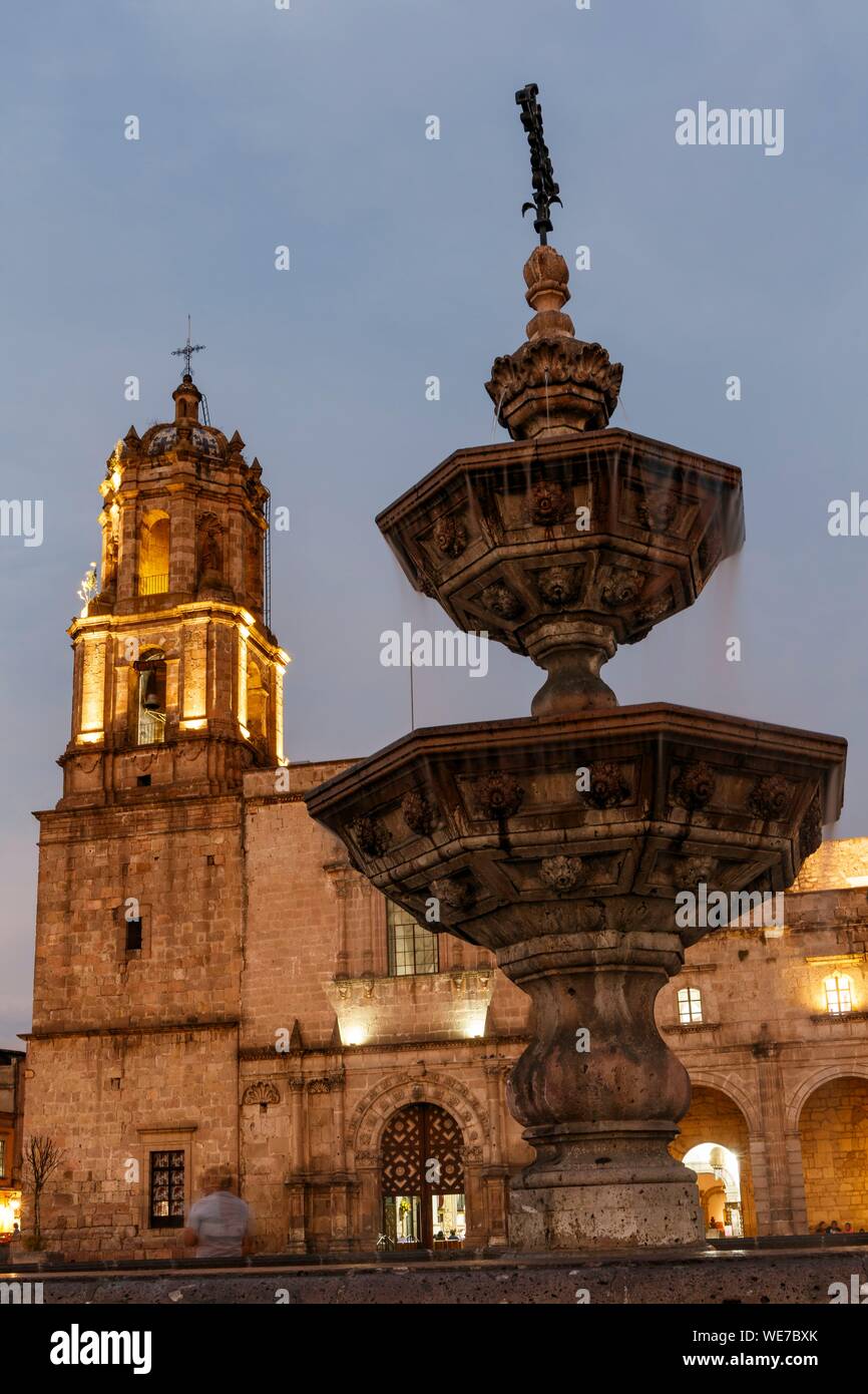 Le Mexique, l'état de Michoacan, Morelia, centre historique de Morelia inscrite au Patrimoine Mondial de l'UNESCO, la place San Francisco et Eglise de San Francisco par nuit Banque D'Images