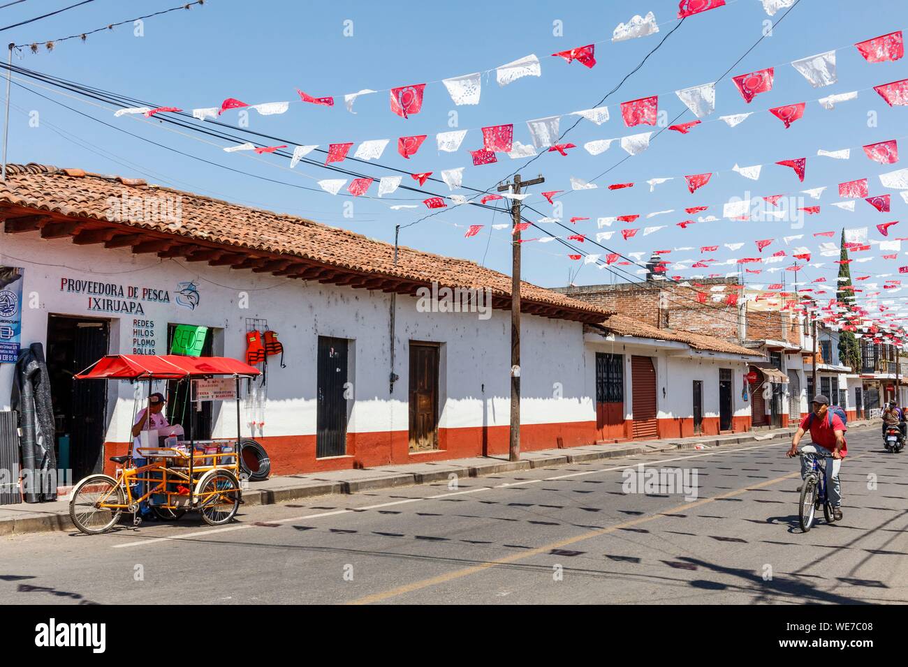 Le Mexique, l'état de Michoacan, Tzintzuntzan, village-rue Banque D'Images