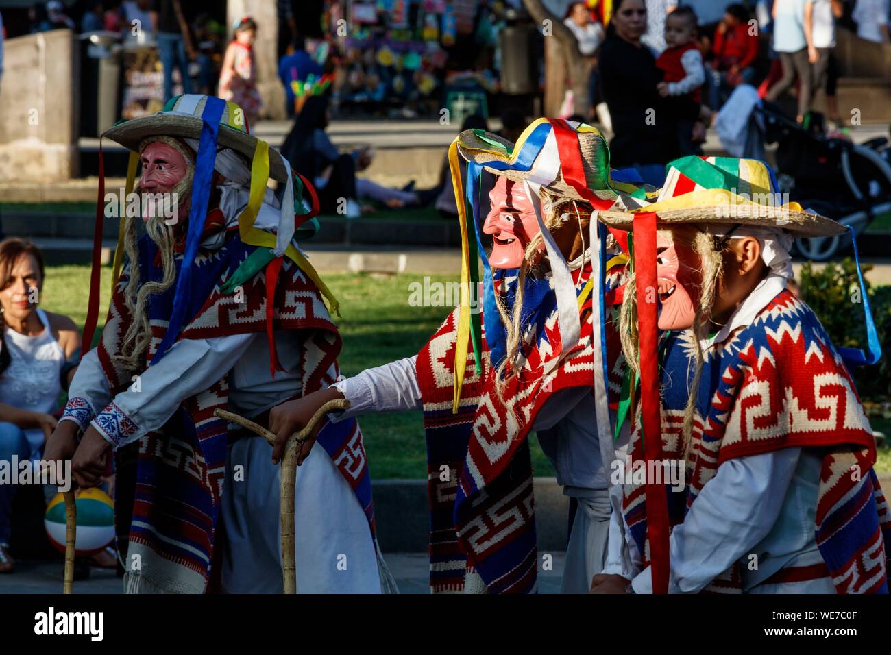 Le Mexique, l'état de Michoacan, Patzcuaro, de vieux hommes danse traditionnelle (los viejitos) Banque D'Images