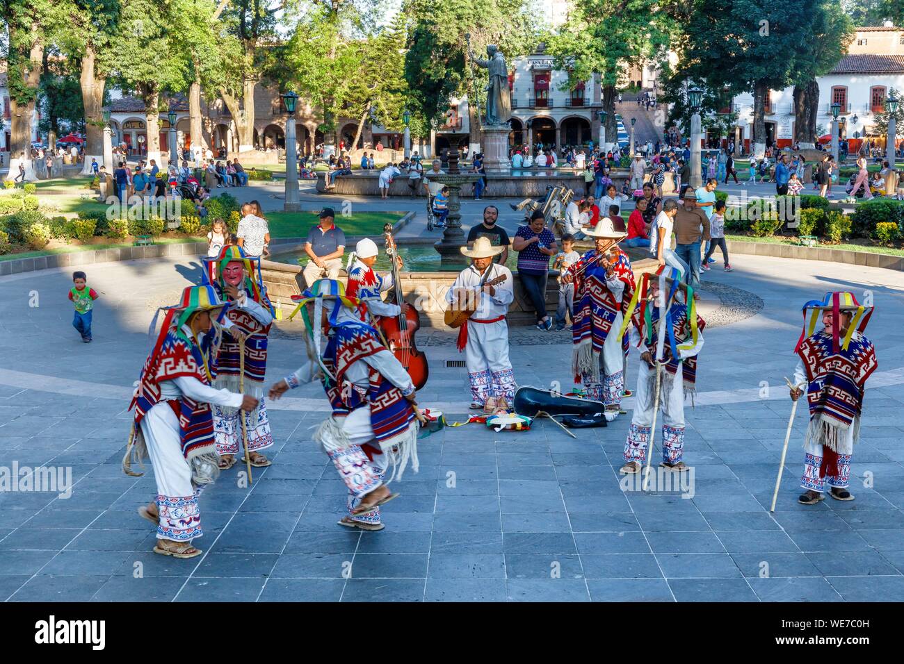 Le Mexique, l'état de Michoacan, Patzcuaro, de vieux hommes danse traditionnelle (los viejitos) sur la grande place Banque D'Images