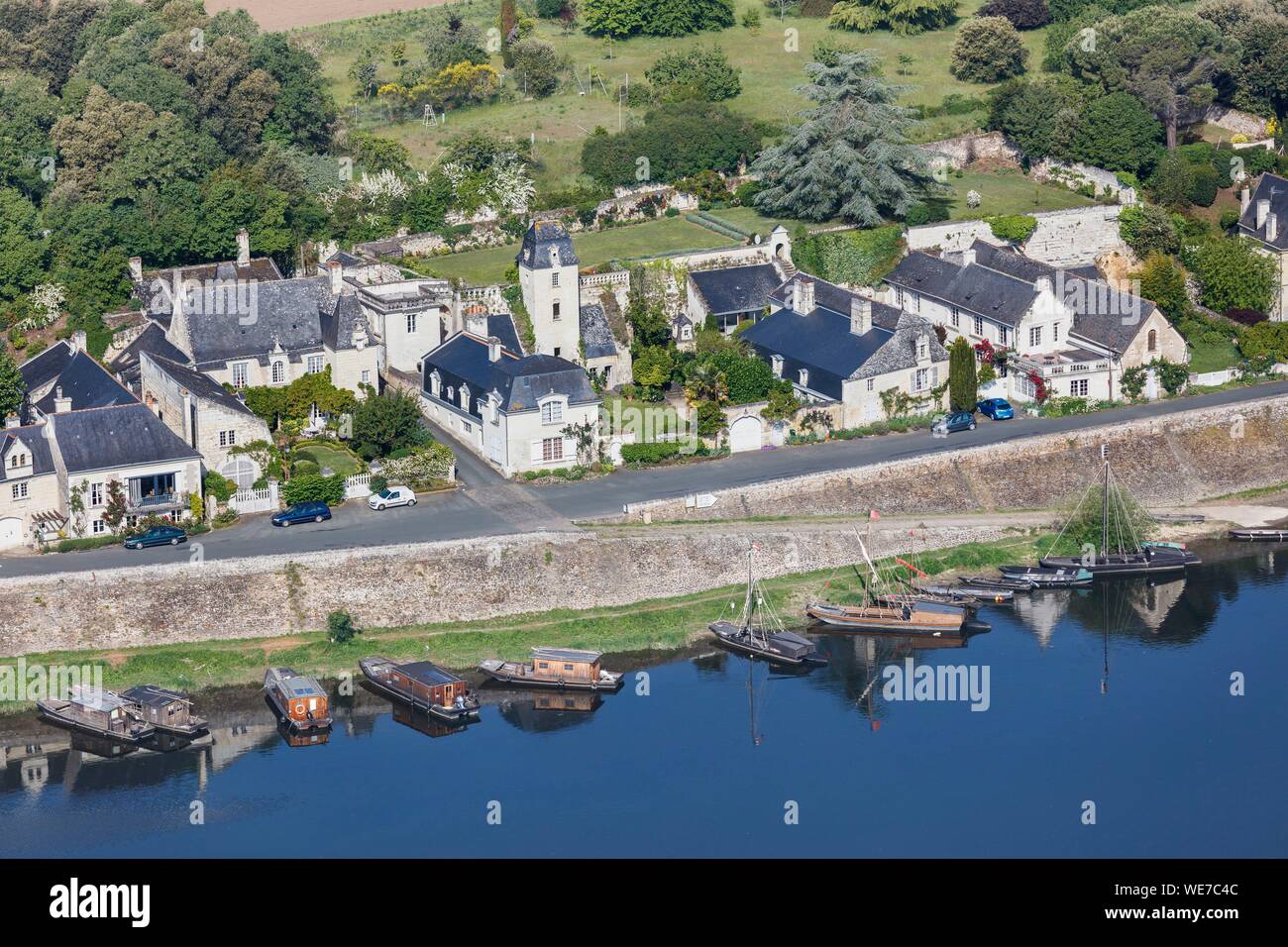 La France, dans le Maine et Loire, Vallée de la Loire classée au Patrimoine Mondial de l'UNESCO, Gennes Val de Loire, Gennes, le village et les péniches sur le fleuve Loire (vue aérienne) Banque D'Images