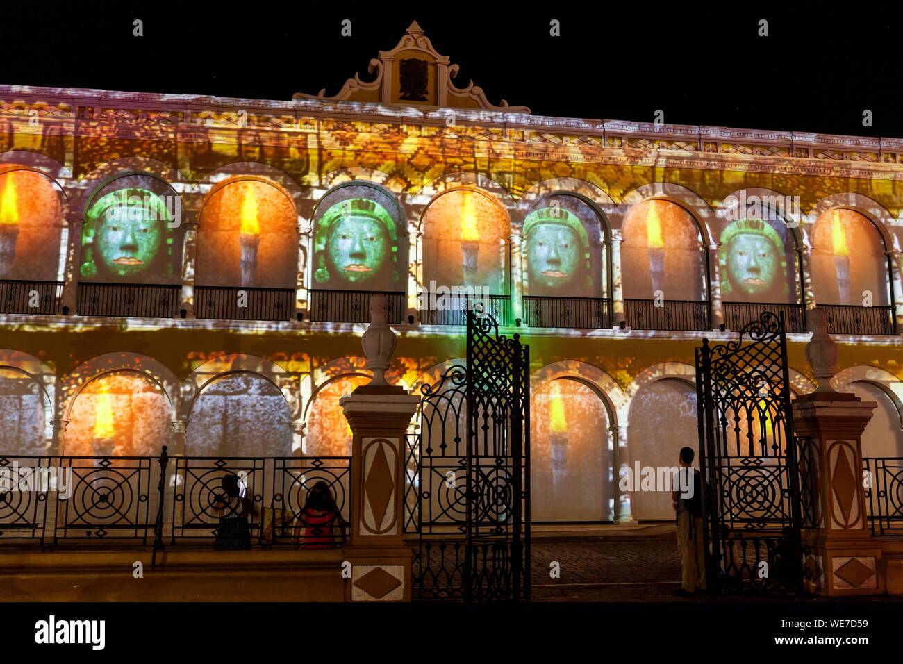 Le Mexique, l'État de Campeche, Campeche, ville fortifiée inscrite au Patrimoine Mondial de l'UNESCO, l'hôtel de ville façade de nuit Banque D'Images