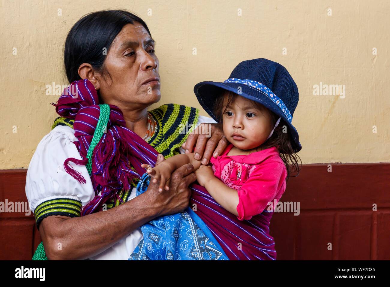 Le Mexique, l'état du Chiapas, Comitan de Dominguez, amérindiens woman with her daughter Banque D'Images