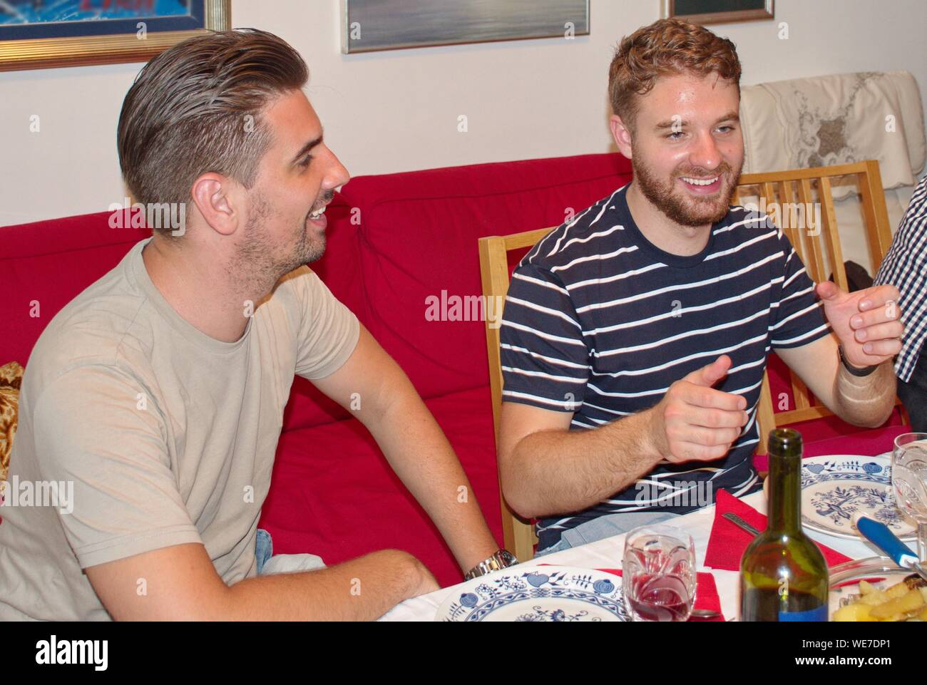 Deux jeunes hommes dans la table à la maison Banque D'Images