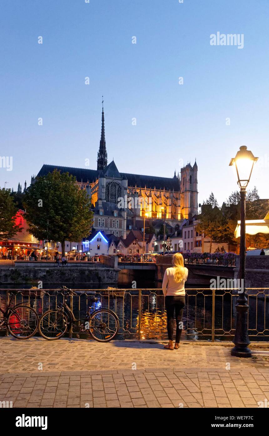 France, Picardie, Amiens, Quartier Saint-Leu, Quai Belu sur les rives de la Somme et de la cathédrale Notre-Dame, joyau de l'art gothique, classée au Patrimoine Mondial de l'UNESCO Banque D'Images