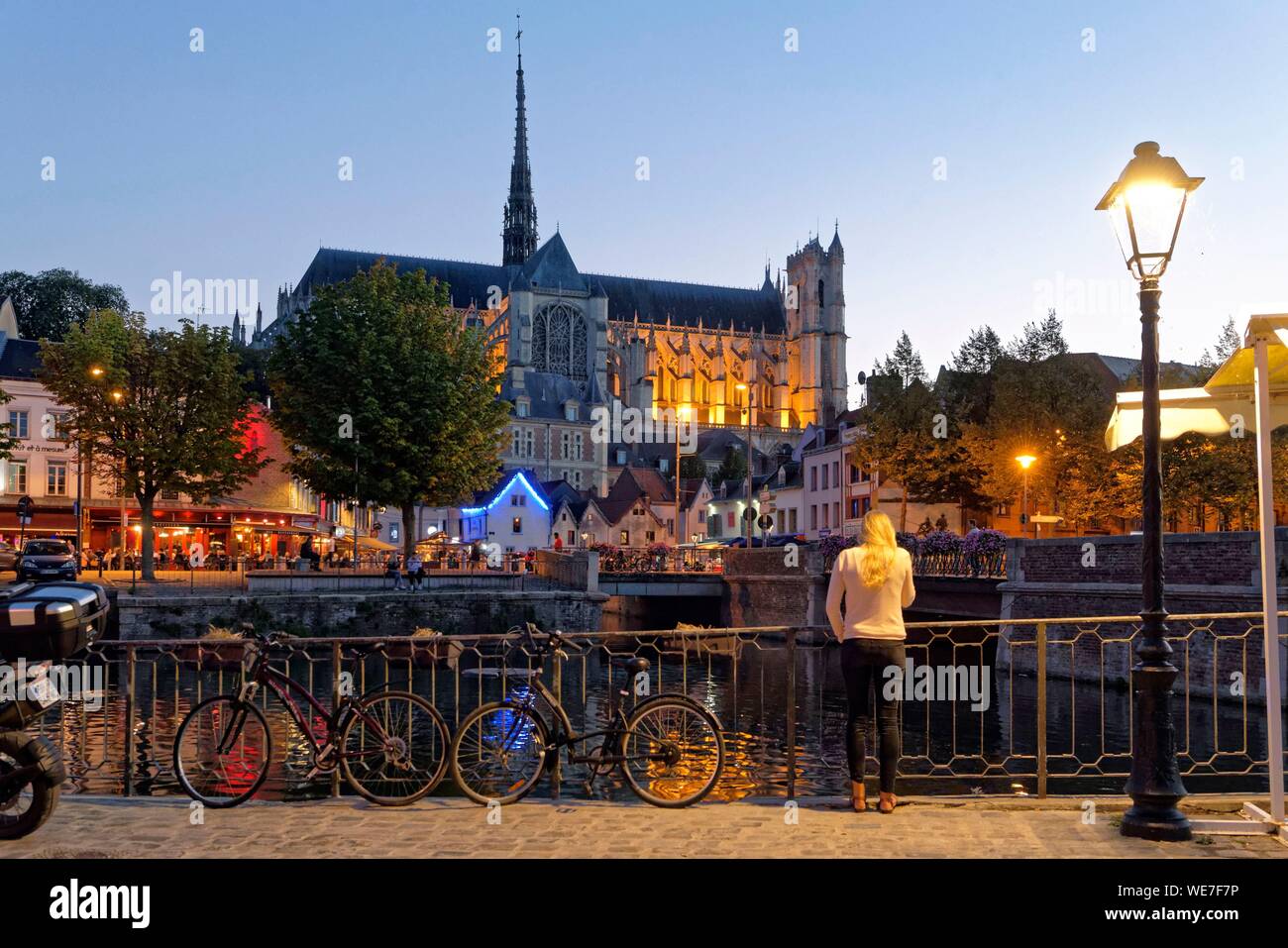 France, Picardie, Amiens, Quartier Saint-Leu, Quai Belu sur les rives de la Somme et de la cathédrale Notre-Dame, joyau de l'art gothique, classée au Patrimoine Mondial de l'UNESCO Banque D'Images