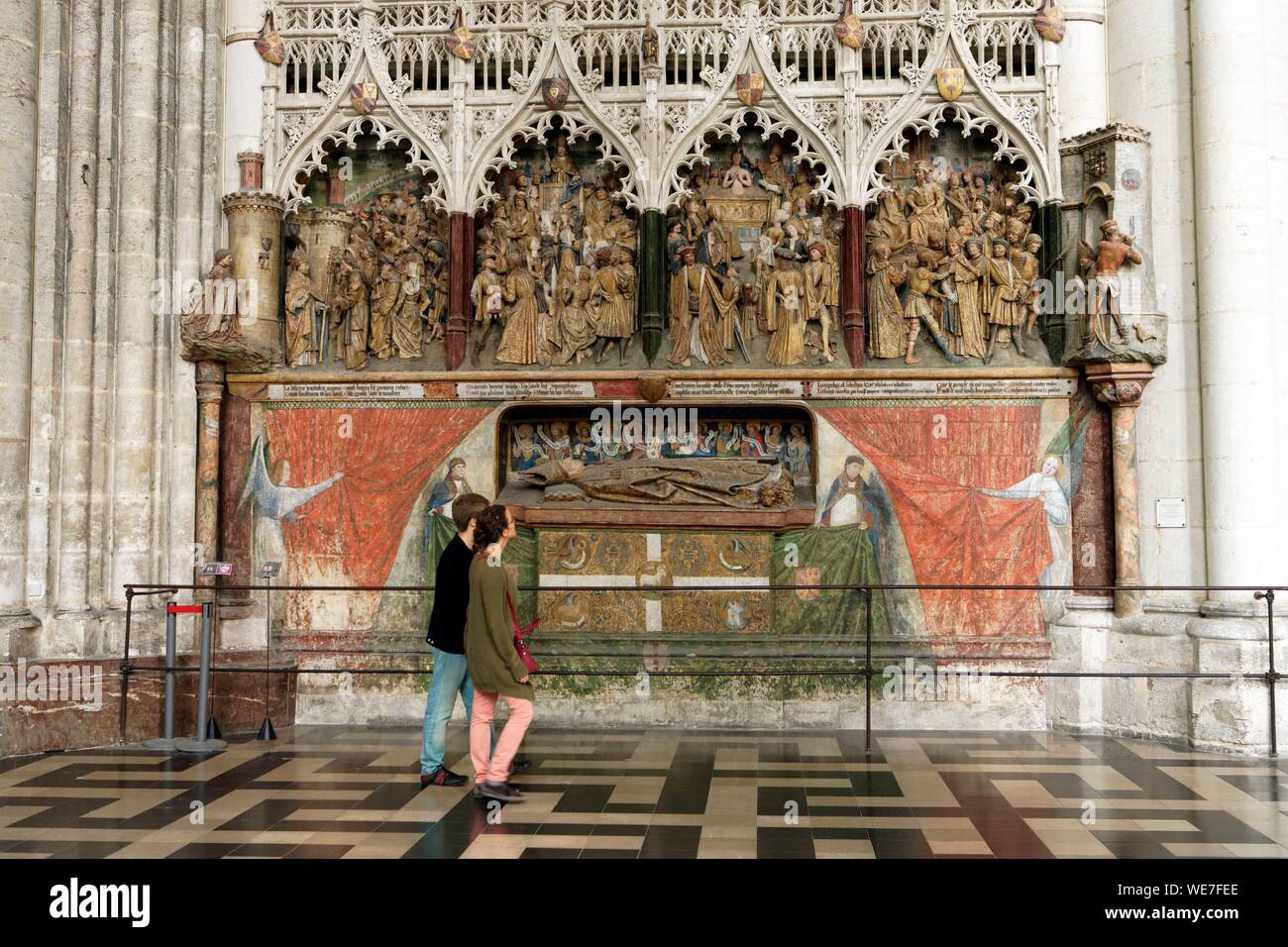 France, Picardie, Amiens, cathédrale Notre-Dame, joyau de l'art gothique, classée au Patrimoine Mondial de l'UNESCO, l'extrémité sud du chœur et ses tombeaux, Ferry de Beauvoir mausolée et haut relief de la vie de saint Firmin Banque D'Images