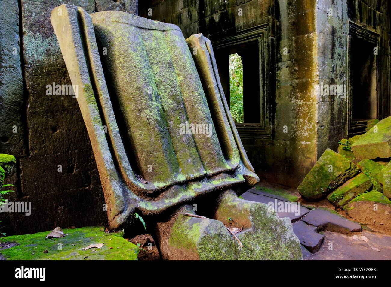 Cambodge, Angkor sur la liste du patrimoine mondial de l'UNESCO, le Preah Khan d'Angkor, construit en 1191 par le roi Jayavarman VII, fragment d'une statue de Bouddha Banque D'Images