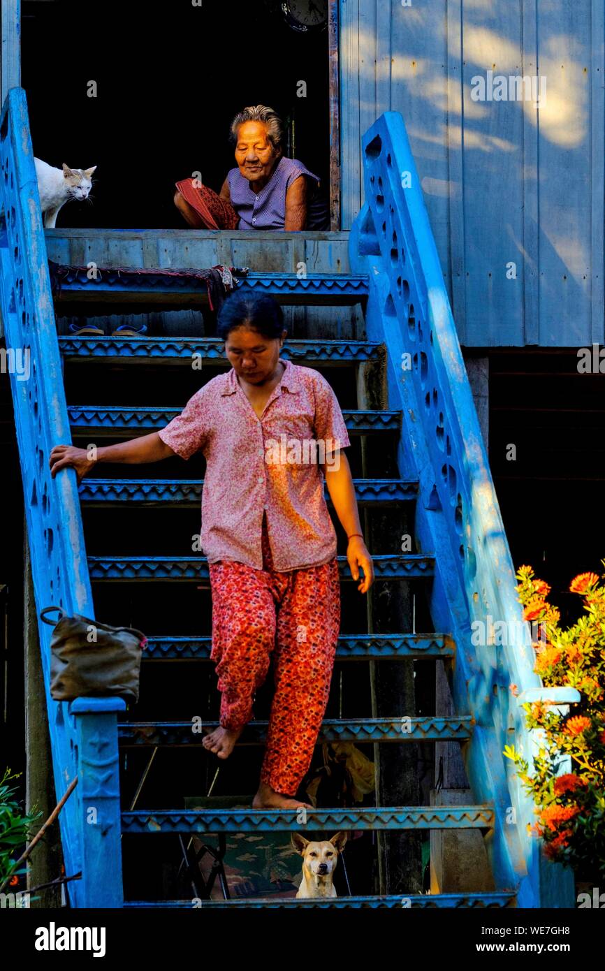 Cambodge, province de Kompong Thom, Kompong Thom ou Kampong Thom, femme à sa porte d'accueil Banque D'Images