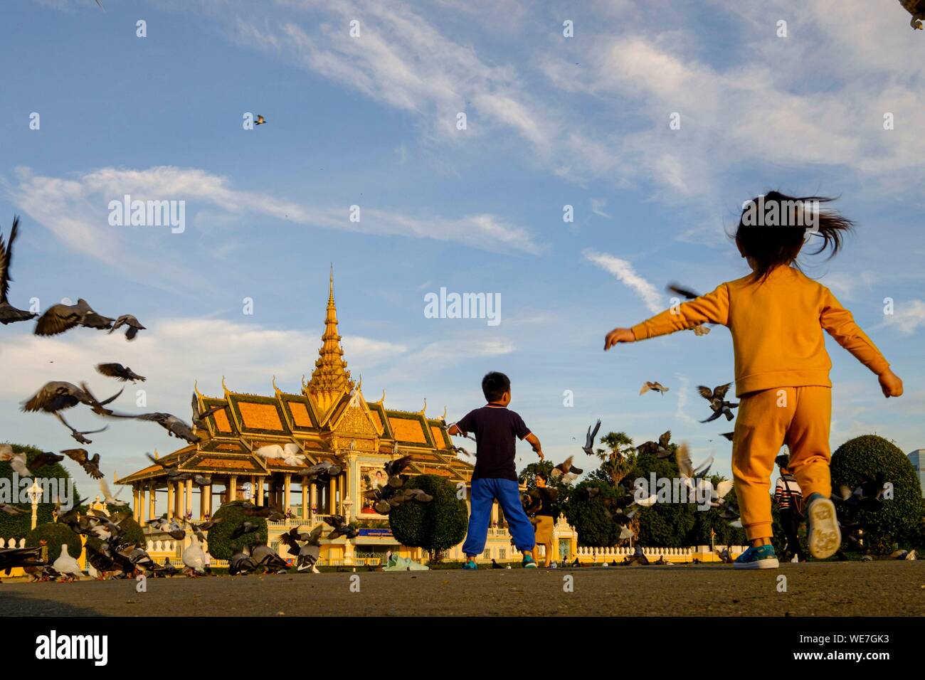 Cambodge, Phnom Penh, le Palais Royal, résidence du Roi du Cambodge, construit en 1860, les enfants qui jouent avec les pigeons Banque D'Images
