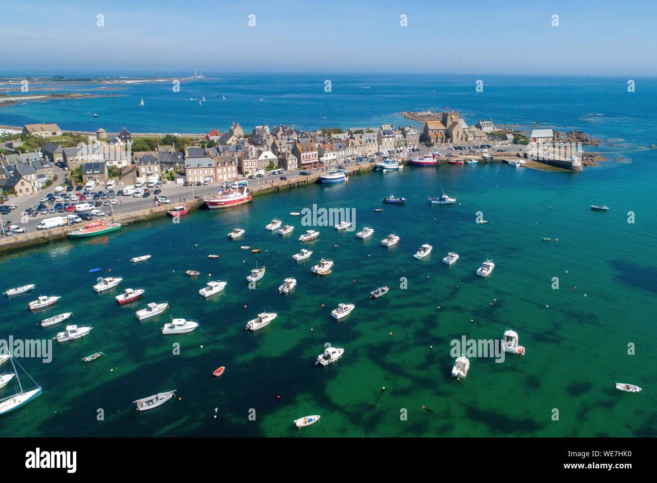 France, Manche, Cotentin, Barfleur, étiqueté Les Plus Beaux Villages de France (Les Plus Beaux Villages de France), le port et l'église de Saint Nicolas construite à partir de la 17e siècle et le 19e siècle (vue aérienne) Banque D'Images