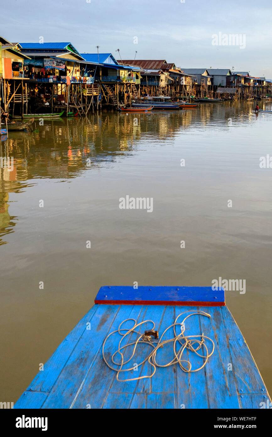 Le Cambodge, Kompong Phluc Phluc ou Kampong, près de Siem Reap, maison sur pilotis village, forêt inondée sur les rives du lac Tonlé Sap Banque D'Images