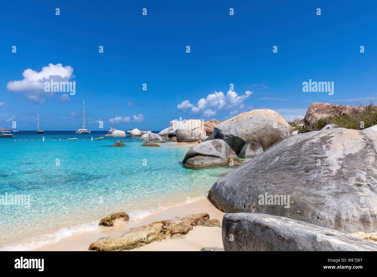 Antilles, îles Vierges britanniques, l'île de Virgin Gorda, les bains, vue sur la plage, des bains voiliers ancrés, plage déserte à l'avant-plan les roches typiques de l'île Banque D'Images