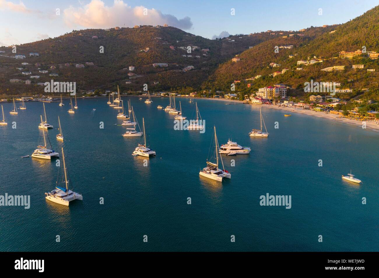 Antilles, îles Vierges britanniques, Tortola, l'île de Cane Garden Bay,, les bateaux de plaisance à l'ancre en face de plage de Cane Garden Bay en fin d'après-midi (vue aérienne) Banque D'Images