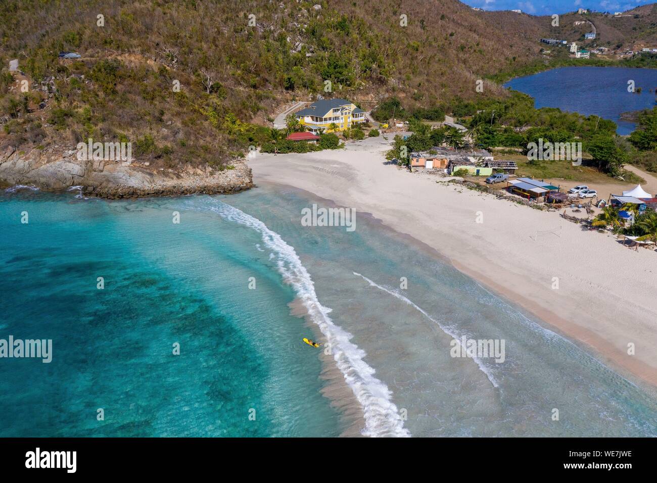 Antilles, îles Vierges britanniques, Tortola, l'île de la baie de Josias, un internaute seul dans la mer turquoise Banque D'Images