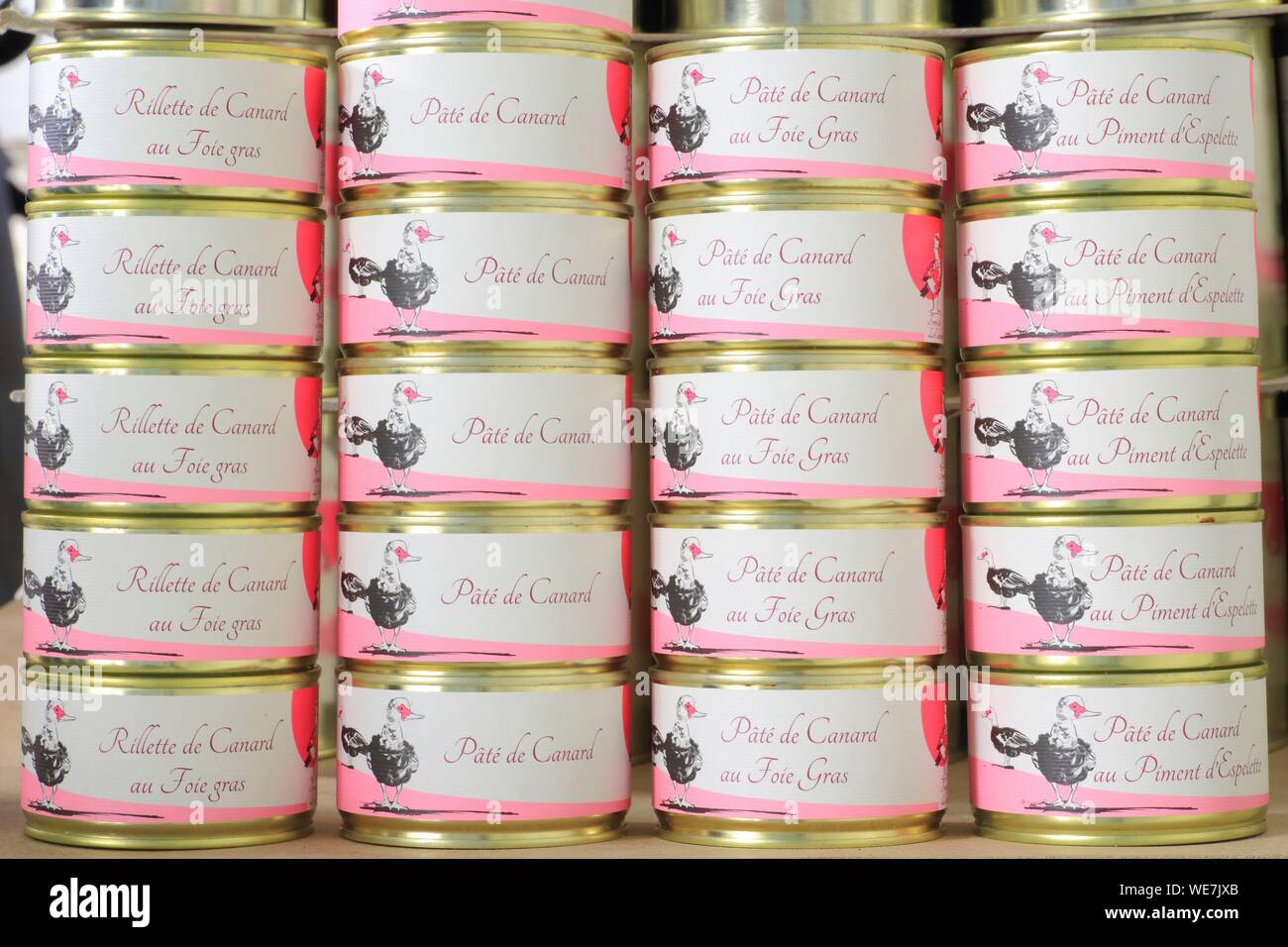 La France, Tarn, Lautrec, ferme de la Condarie, vente de produits agricoles traités sur place : pâte de canard, rillette de canard au foie gras de canard et graphique avec d'Espelette Banque D'Images