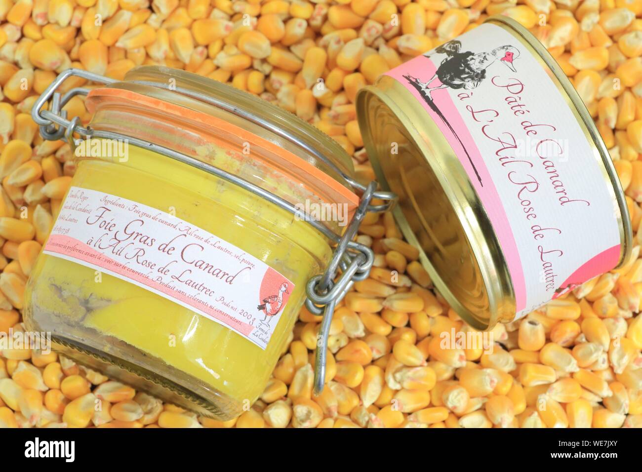 La France, Tarn, Lautrec, ferme de la Condarie, vente de produits agricoles traités sur place : foie gras de canard avec l'ail rose à Lautrec et Parmentier de canard à l'ail rose de Lautrec Banque D'Images