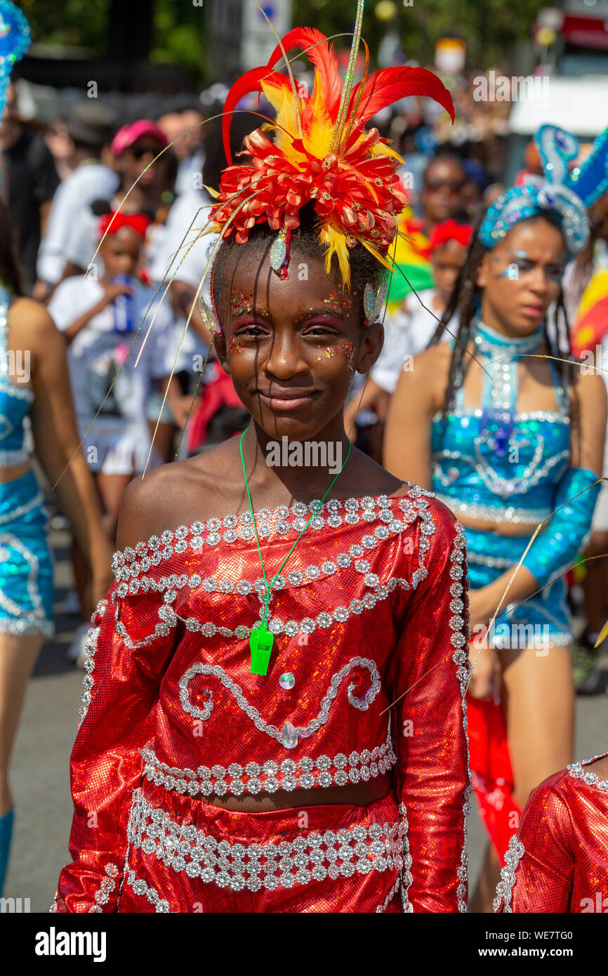 Costumes colorés au Notting Hill Carnival qui célèbre la culture des Caraïbes. Il attire plus de 2 millions de personnes chaque année. Banque D'Images