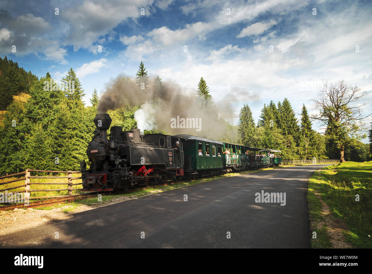 L'été de l'antenne de la vapeur du train en Bucovine. Hutulca Mocanita train touristique de Moldovita Banque D'Images