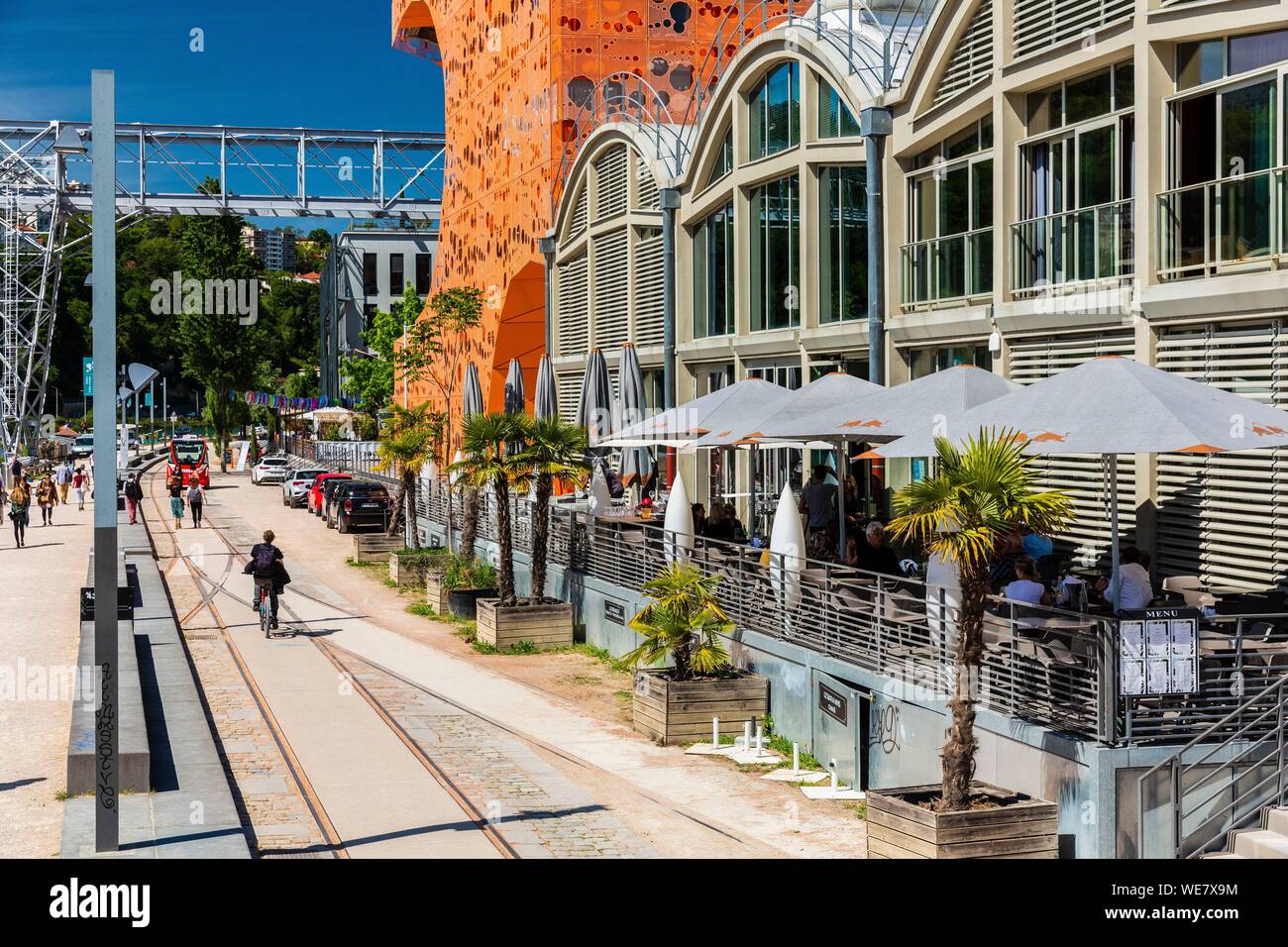 France, Rhône, Lyon, La Confluence au sud de la Presqu'île, près de la confluence du Rhône et de la Saône, quai Rambaud le long de l'ex-docks, Selcius restaurant et Pavillon des Salins aussi appelé Orange Cube Banque D'Images