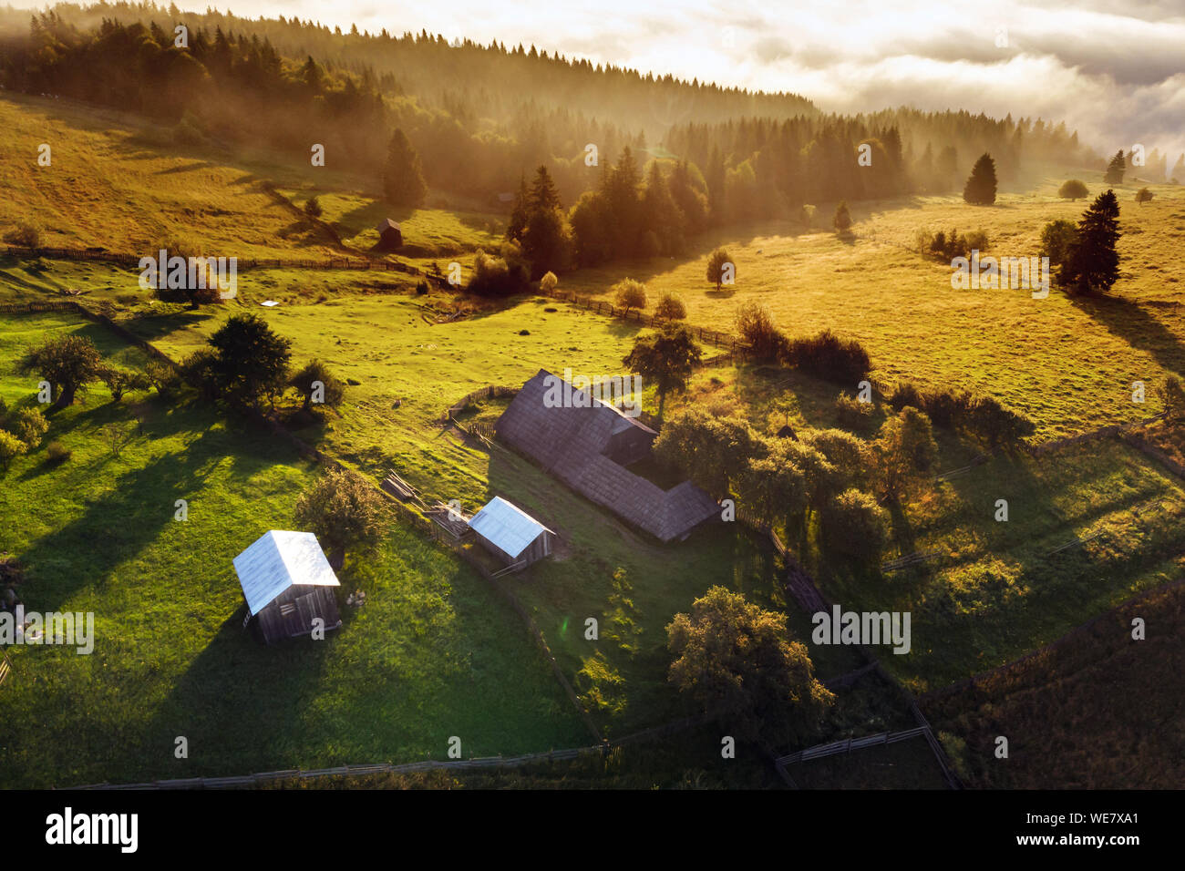 Paysage d'été du village de montagne en Bucovine. Beau lever de soleil à la lisière de la forêt. Vue aérienne au-dessus du village de montagne en Roumanie Banque D'Images