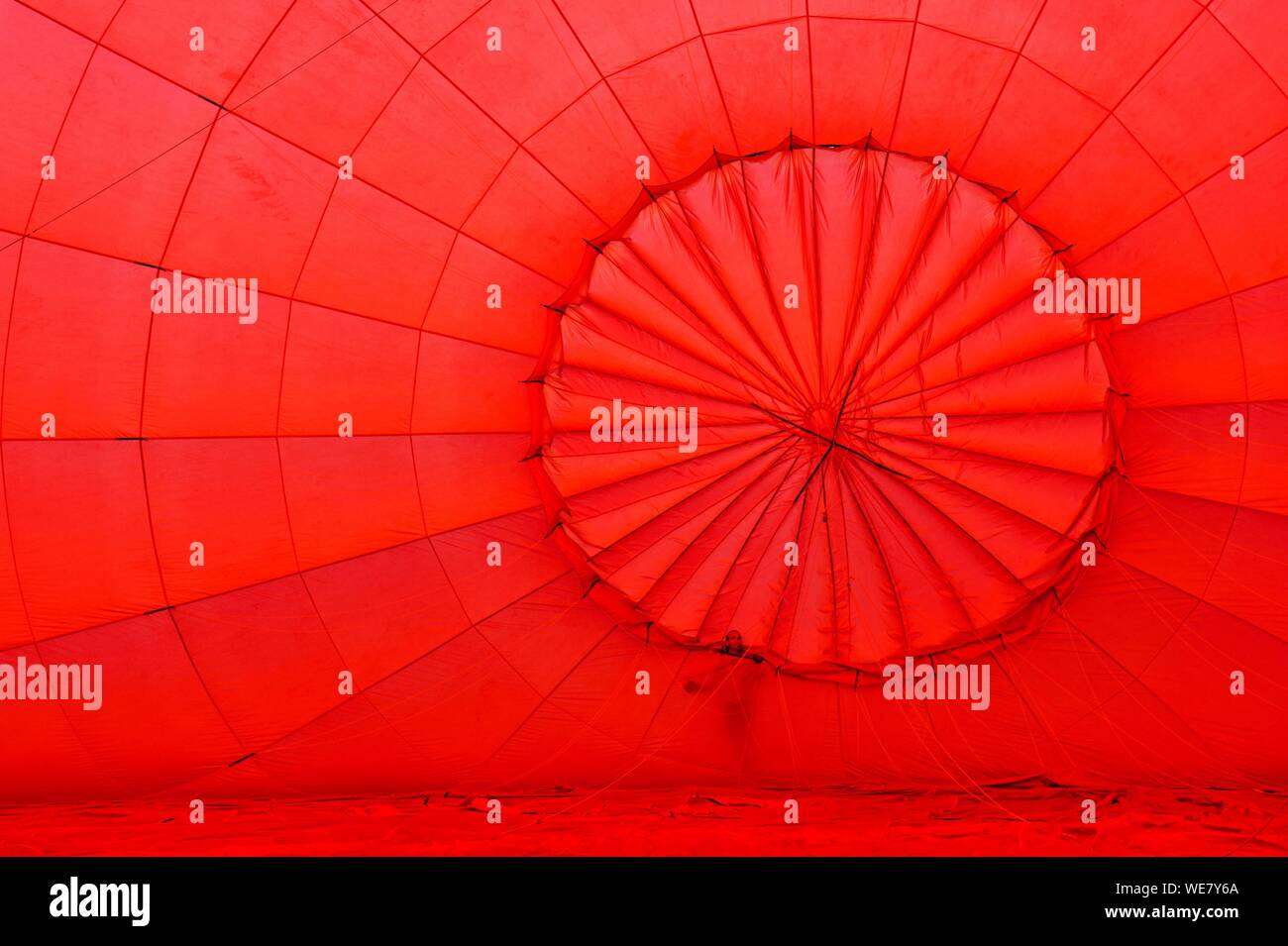 En France, en Dordogne, l'inflation d'un ballon à air chaud Banque D'Images