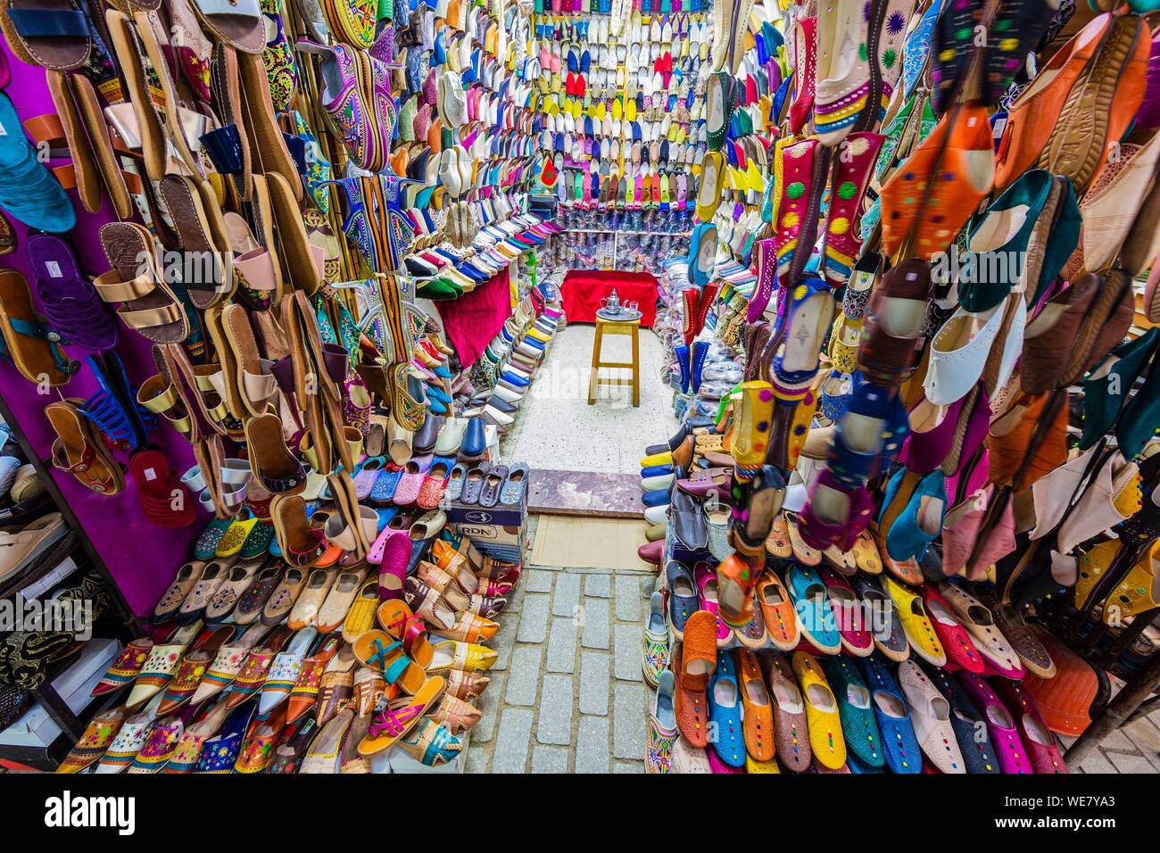 Maroc, Rabat, inscrite au Patrimoine Mondial de l'UNESCO, Medina, vieille ville, le grand souk couvert, chaussures Babouches marocaines traditionnelles Banque D'Images