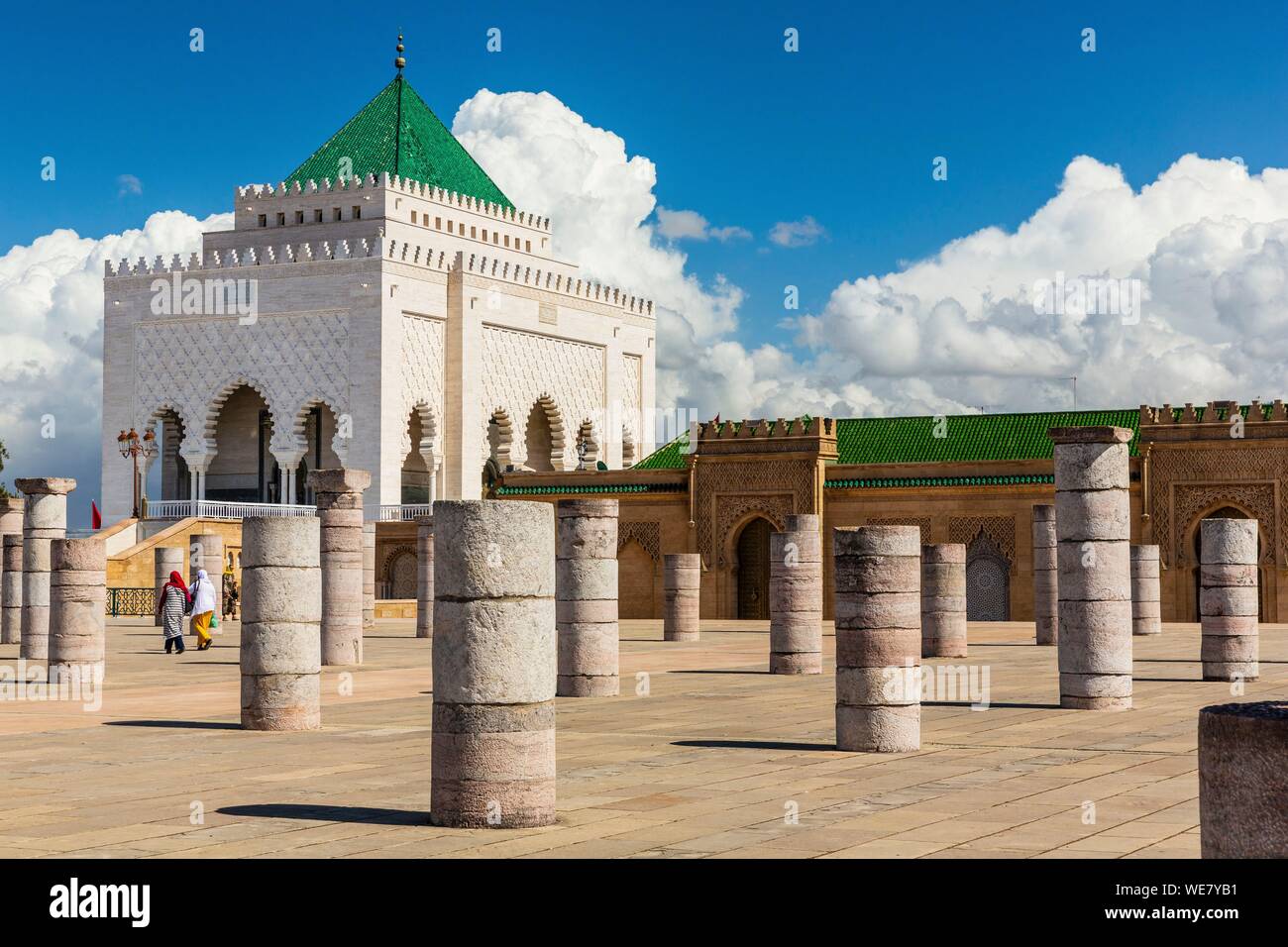 Maroc, Rabat, classé au Patrimoine Mondial de l'UNESCO, l'esplanade de la mosquée Yacoub el-Mansour, le Mausolée Mohammed V Banque D'Images
