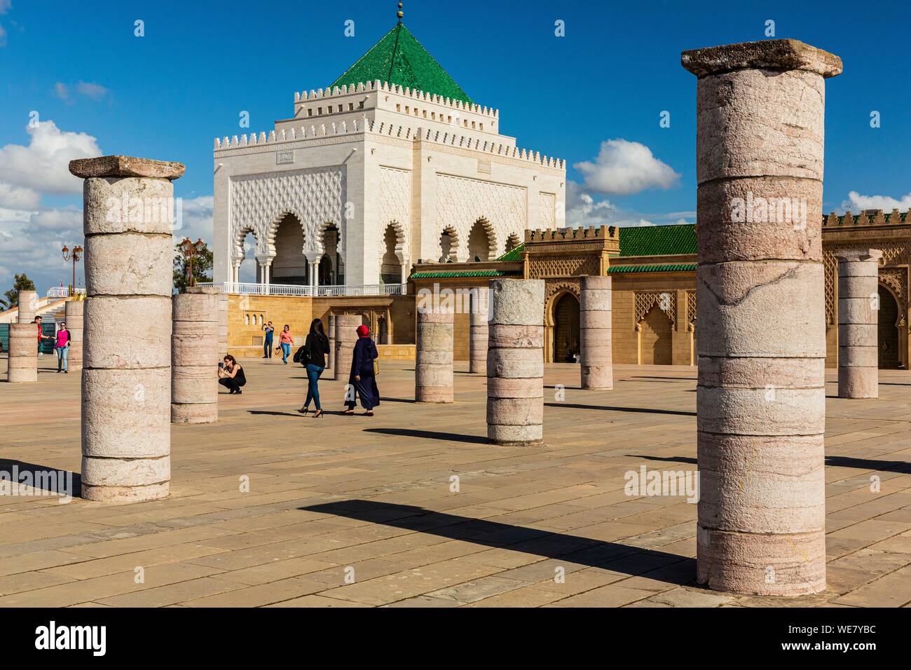 Maroc, Rabat, classé au Patrimoine Mondial de l'UNESCO, l'esplanade de la mosquée Yacoub el-Mansour, le Mausolée Mohammed V Banque D'Images