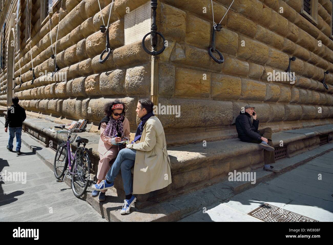 Italie, Toscane, Florence, classé au Patrimoine Mondial de l'UNESCO, le palais Renaissance du Palazzo Strozzi, panca di via (rue) au pied des prestigieux palais florentin pour le confort de la population, mais aussi la protection des murs contre des véhicules Banque D'Images