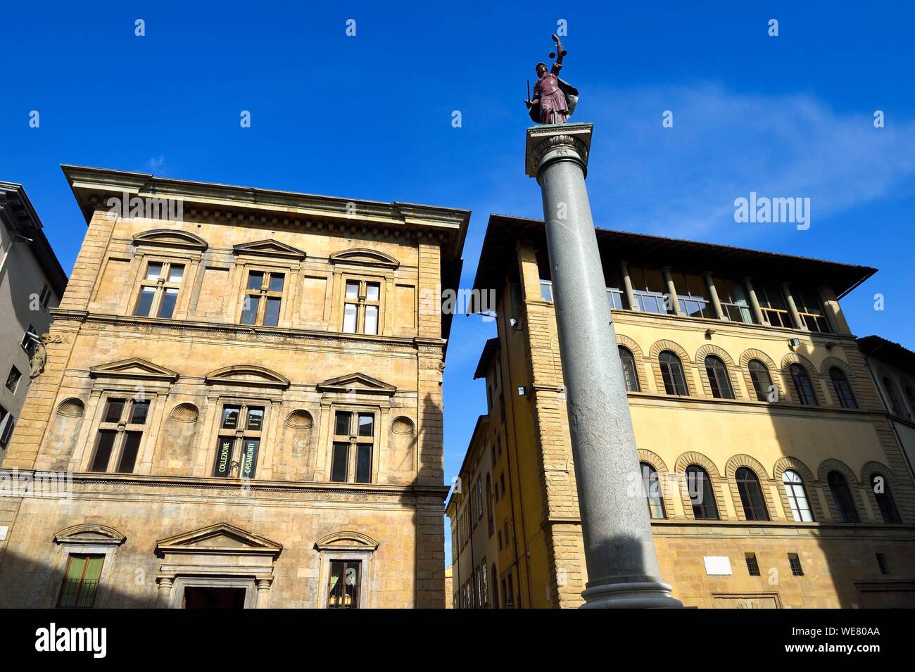 Italie, Toscane, Florence, classé au Patrimoine Mondial de l'UNESCO, la Piazza Santa Trinita, la colonne de la Justice (Colonna della Giustizia) porphyre avec une statue représentant la justice à sa partie supérieure, en arrière-plan le Palais Bartolini-Salimbeni sur la gauche Banque D'Images