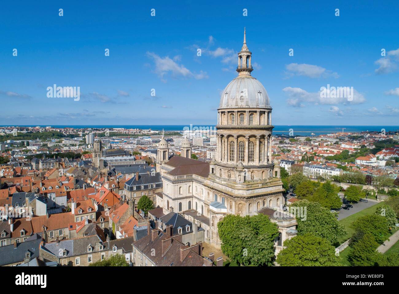 La France, Pas de Calais, Boulogne sur Mer, Basilique Notre Dame de l'IMMACULEE Conception (vue aérienne) Banque D'Images