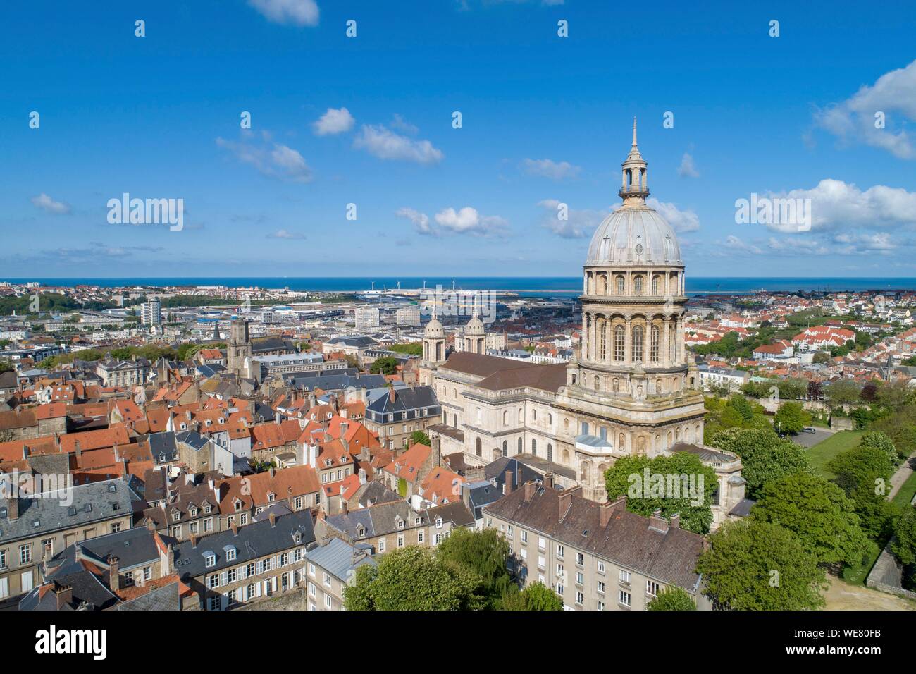 La France, Pas de Calais, Boulogne sur Mer, Basilique Notre Dame de l'IMMACULEE Conception (vue aérienne) Banque D'Images