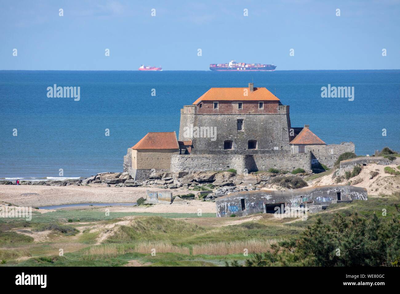 La France, Pas de Calais, Wimereux, Fort Mahon, fort conçue par Vauban, porte-conteneurs dans le détroit Banque D'Images