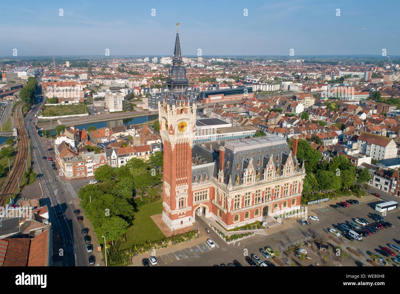 France, Pas-de-Calais, Calais, l'hôtel de ville de Calais surmontée par son Beffroi classé au Patrimoine Mondial de l'UNESCO (vue aérienne) Banque D'Images