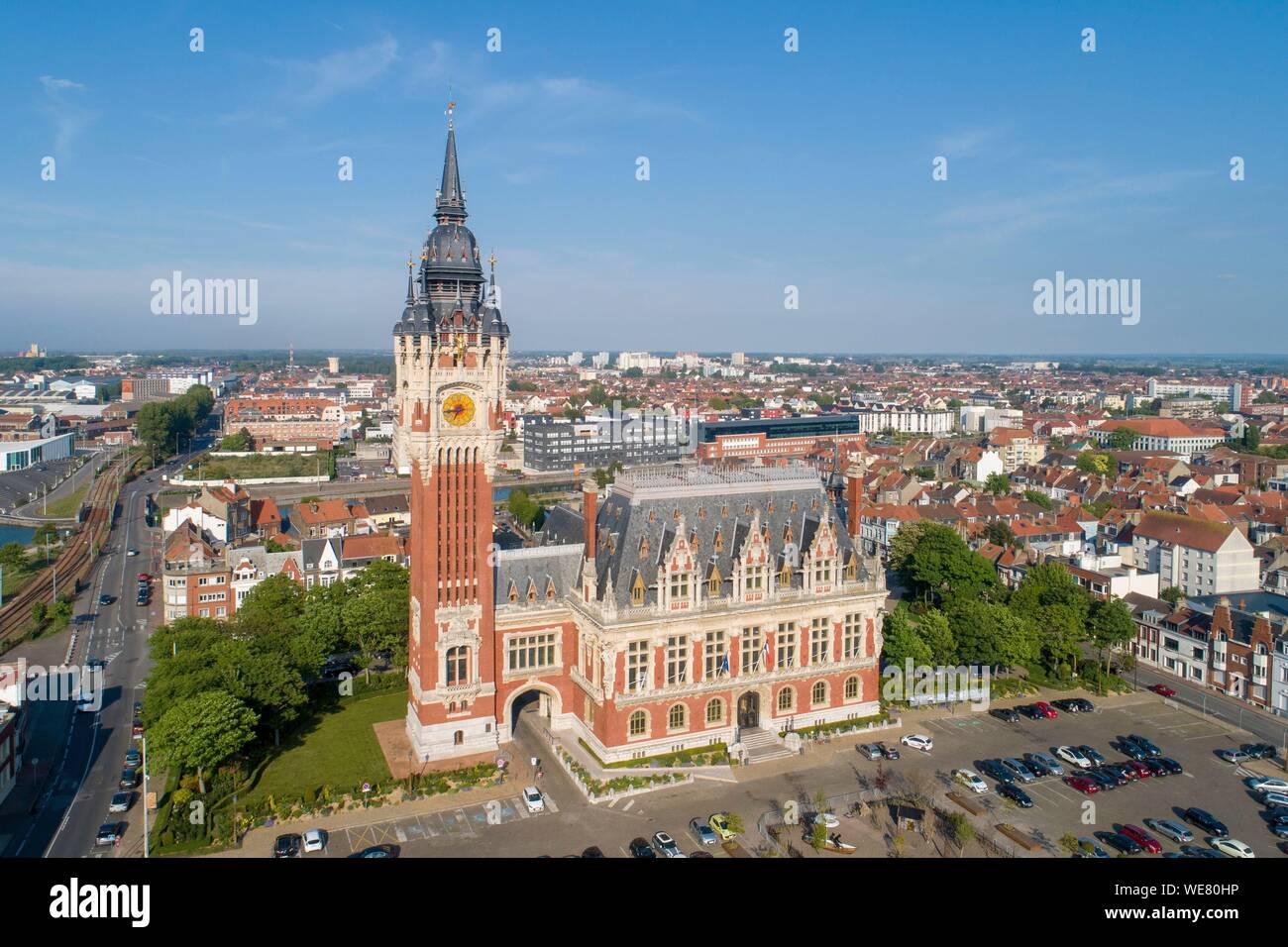 France, Pas-de-Calais, Calais, l'hôtel de ville de Calais surmontée par son Beffroi classé au Patrimoine Mondial de l'UNESCO (vue aérienne) Banque D'Images