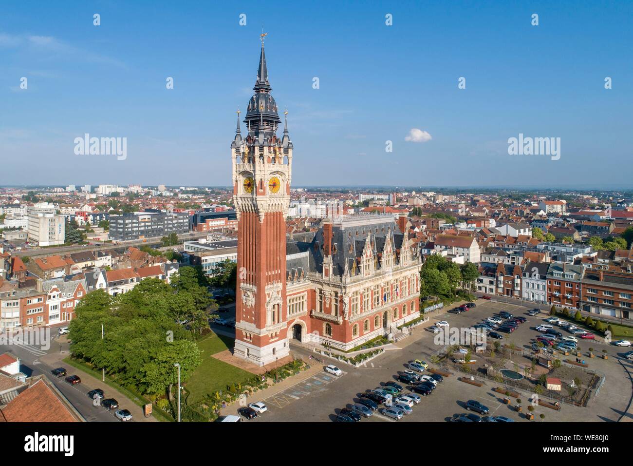 France, Pas-de-Calais, Calais, l'hôtel de ville de Calais surmontée par son Beffroi classé au Patrimoine Mondial de l'UNESCO (vue aérienne) Banque D'Images