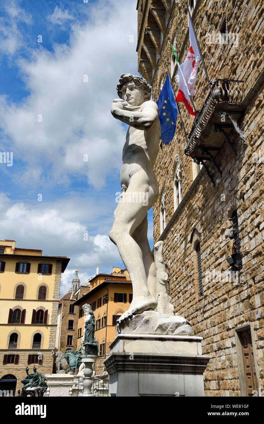 Italie, Toscane, Florence, classé au Patrimoine Mondial de l'UNESCO, la Piazza della Signoria, statue de David (copie) de Michel-Ange, en face du Palazzo Vecchio Banque D'Images