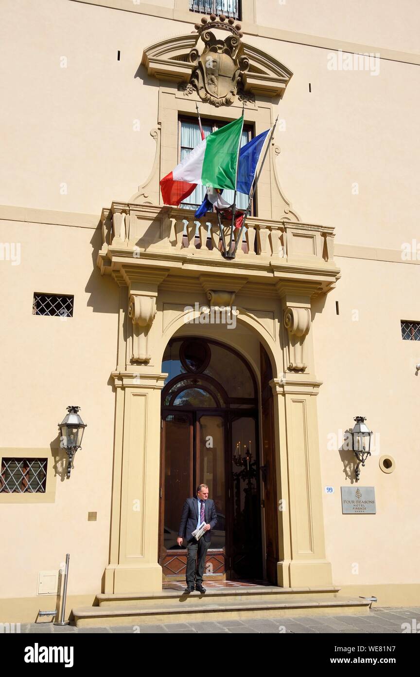 Italie, Toscane, Florence, inscrite au Patrimoine Mondial de l'UNESCO, le Palazzo della Gherardesca, palace 5 étoiles Four Seasons Hotel Firenze, rue à l'entrée Banque D'Images