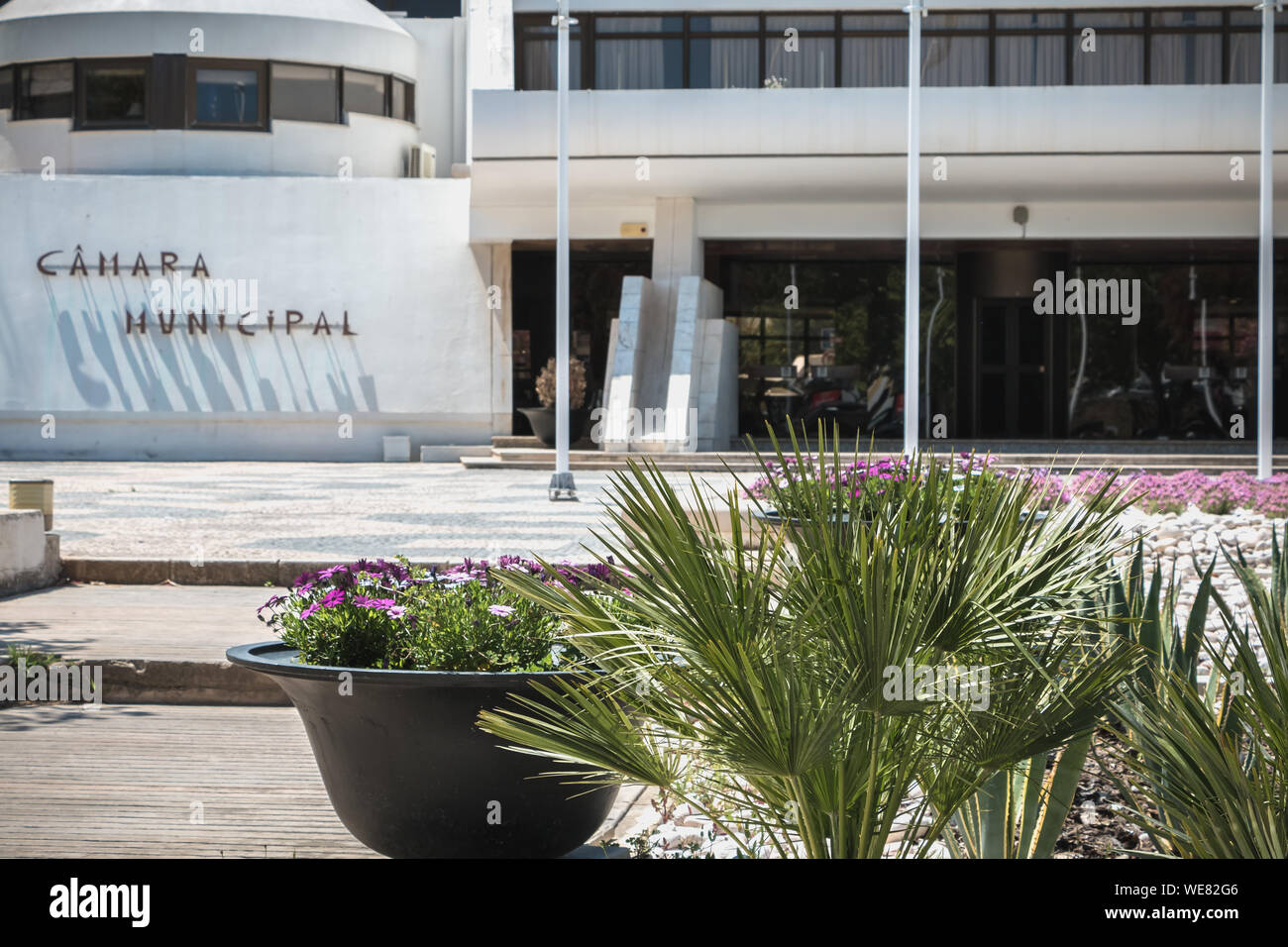 Albufeira, Portugal - 4 mai 2018 : des détails architecturaux de l'édifice moderne de l'hôtel de ville dans le centre-ville un jour de printemps Banque D'Images