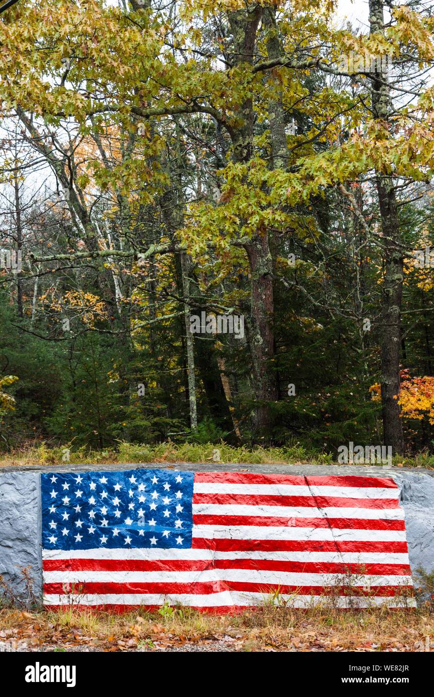 Etats-unis (Maine), cinq îles, US flag painted on rock Banque D'Images