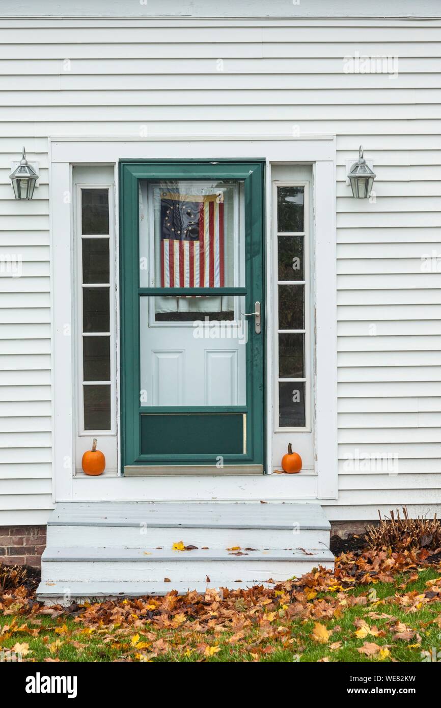 United States, Maine, Wiscasset, détail maison avec nous, l'automne du pavillon Banque D'Images