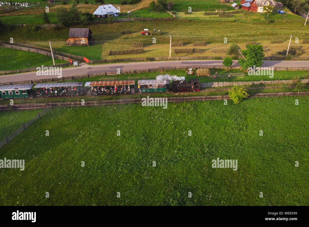 L'été de l'antenne de la vapeur du train en Bucovine. Hutulca Mocanita train touristique de Moldovita Banque D'Images